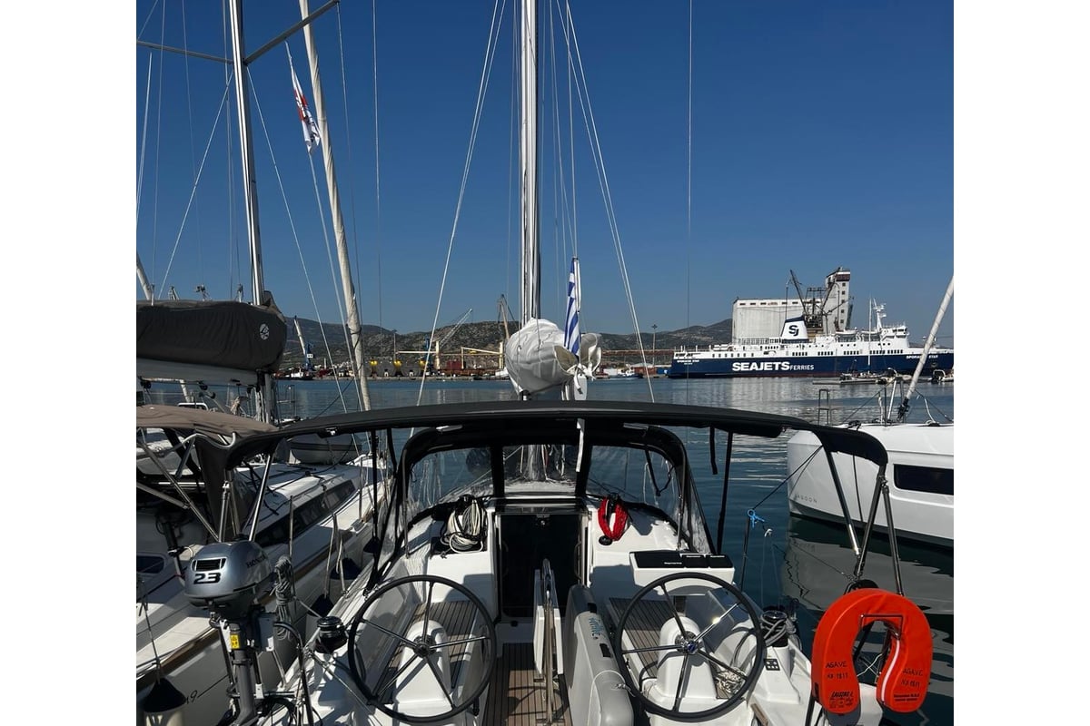 Oceanis 30.1, Agavi