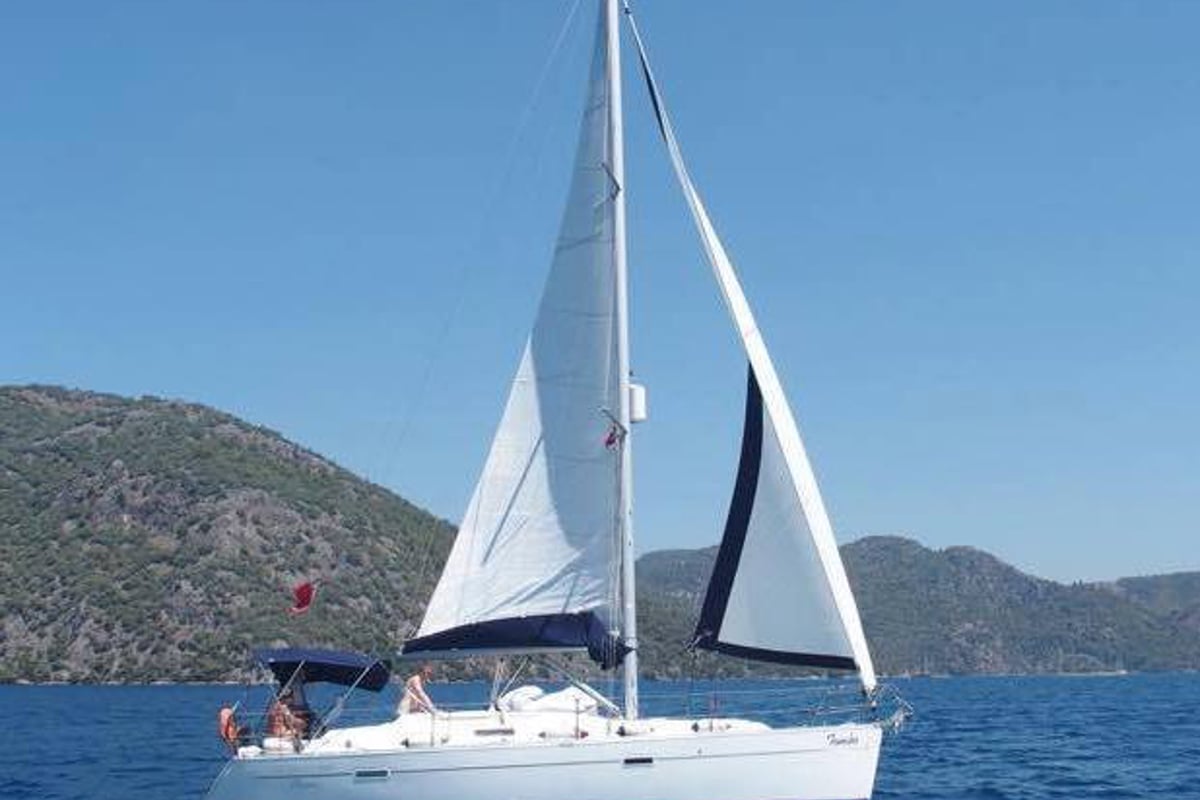 Oceanis 343, Tombo