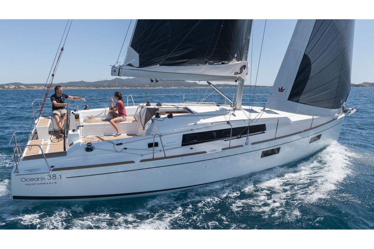 Oceanis 38.1, Lukas