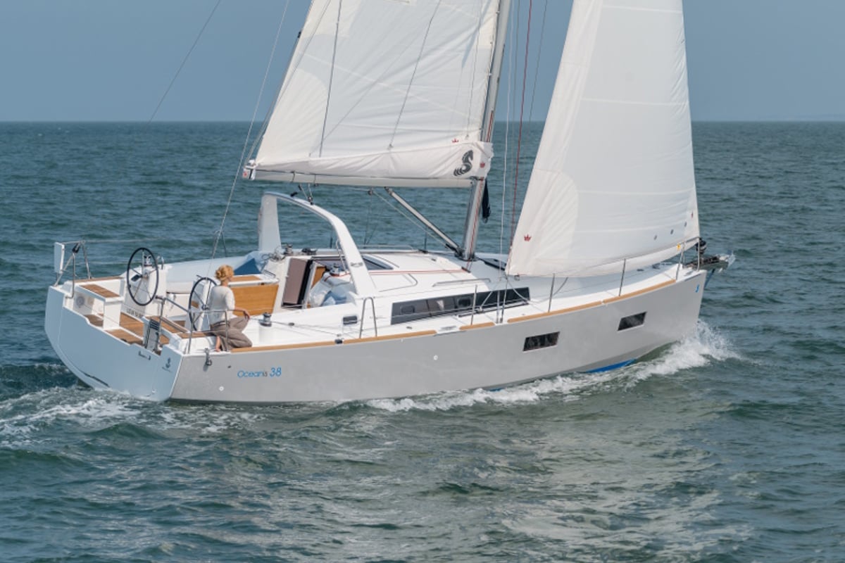 Oceanis 38.1, Maestrale - Standard line