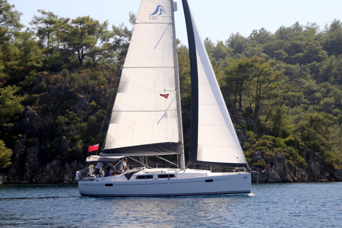 Hanse 385, Ariel