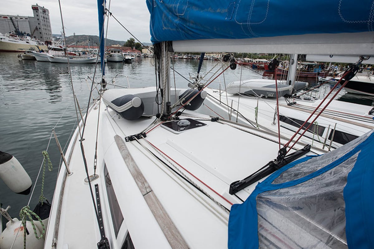 Sun Odyssey 36i, Izella