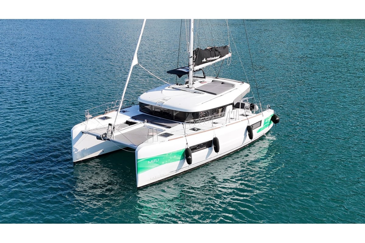Lagoon 40, Mizu