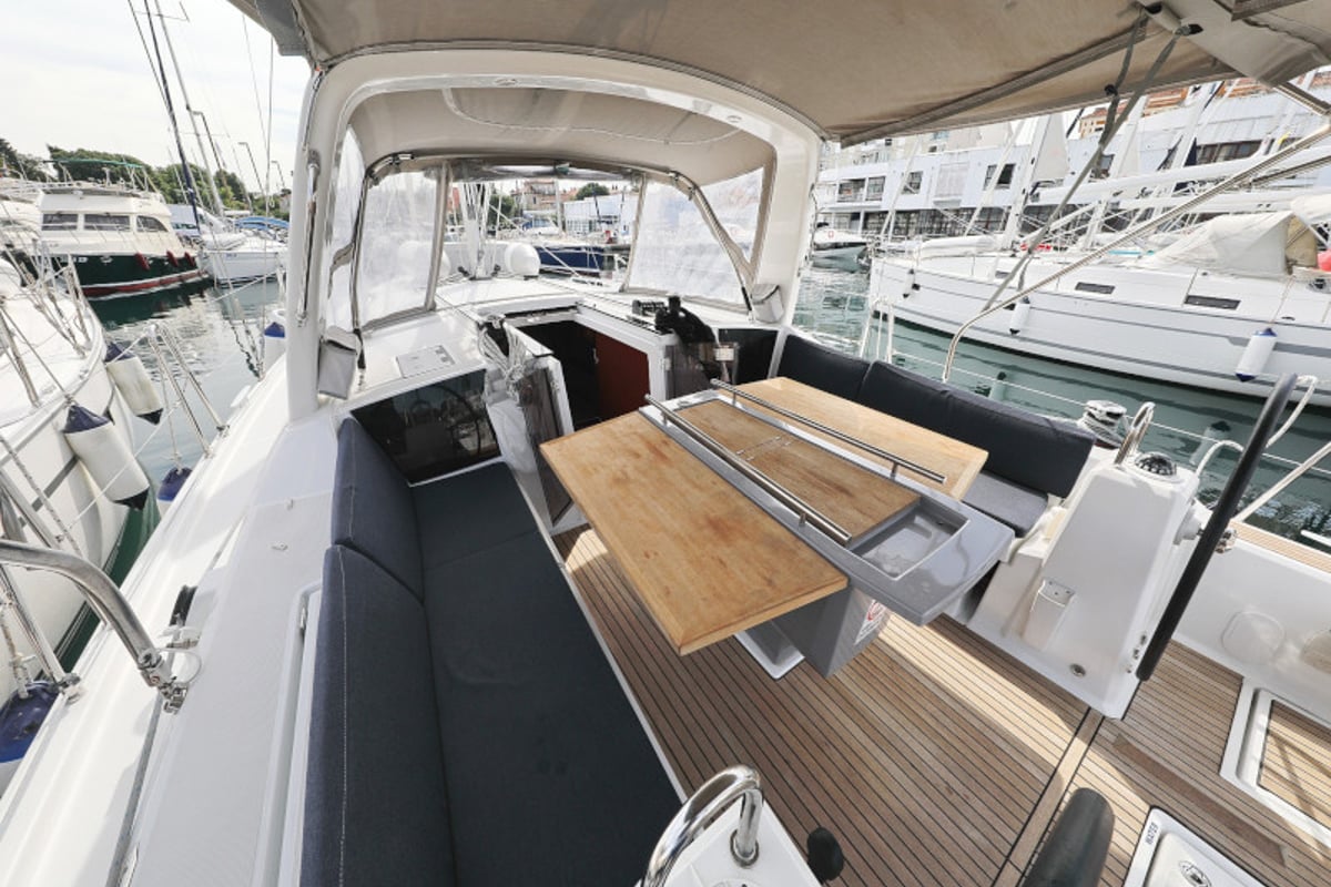 Oceanis 41.1, SEVEN 
