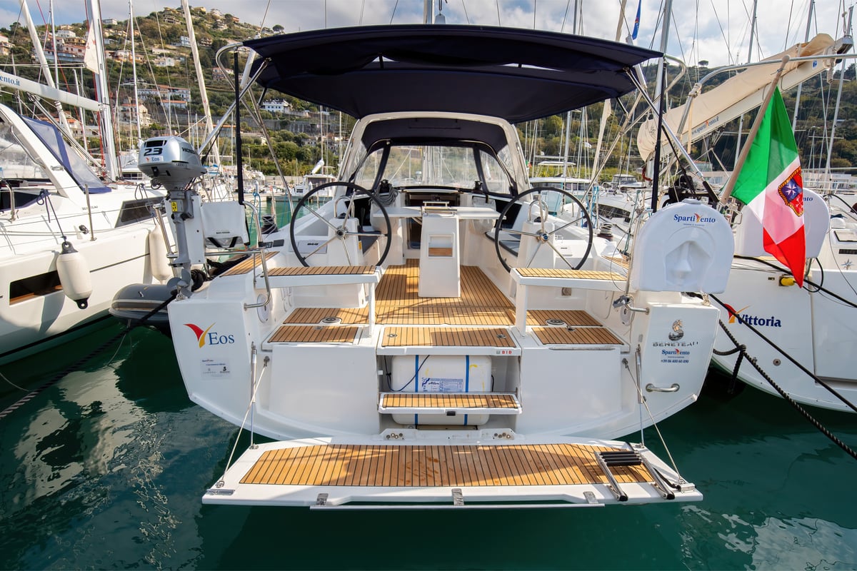 Oceanis 38.1, Eos - Standard Line