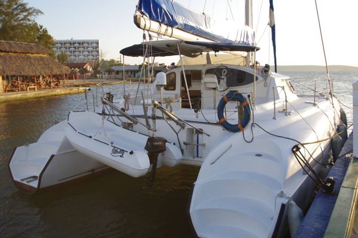 Bahia 46, Carlos