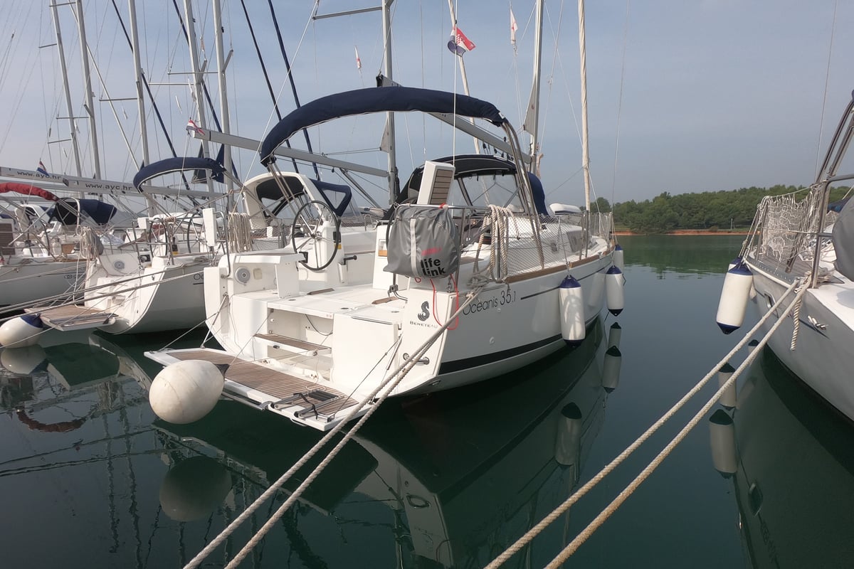 Oceanis 35.1, Abeona