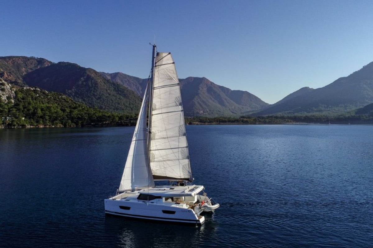 Lucia 40, Amber