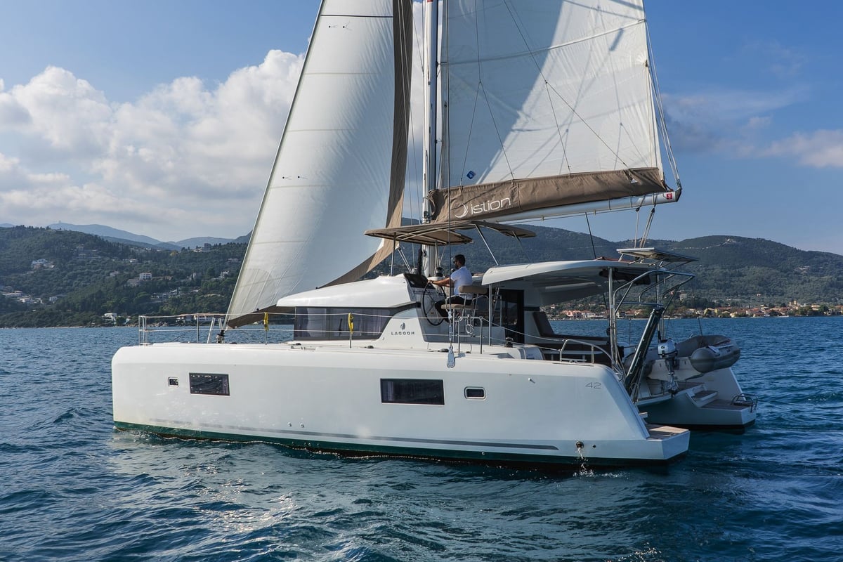 Lagoon 42, White Waves