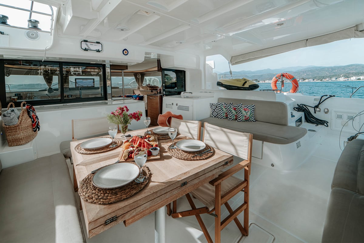 Lagoon 46, Hydra