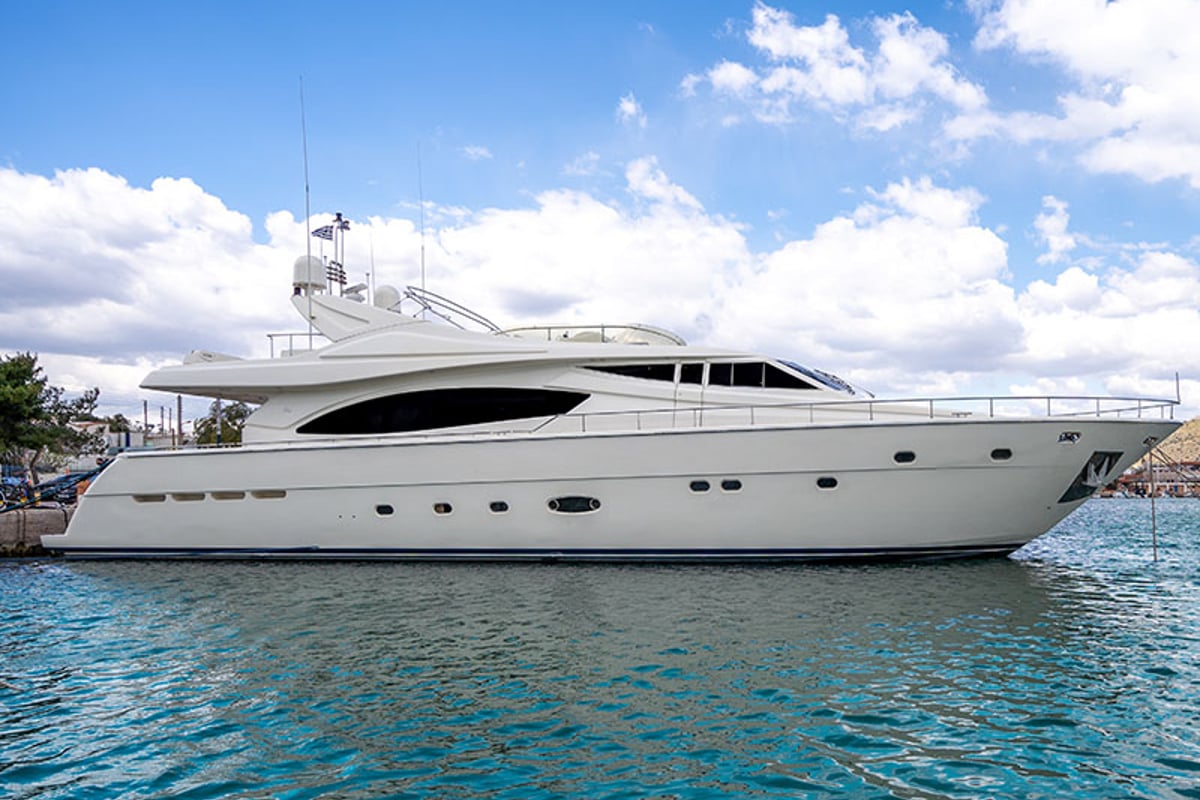 Ferretti 880, Estia YI