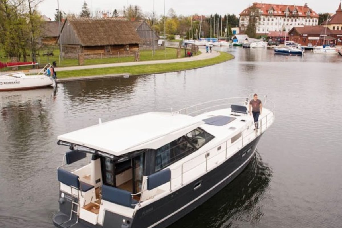 Nautika 1300 , Nautika 1300 LUX