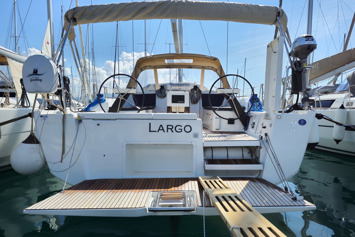 Dufour 430, Largo