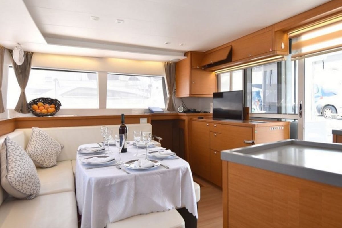 Lagoon 450 Fly, Omiros II