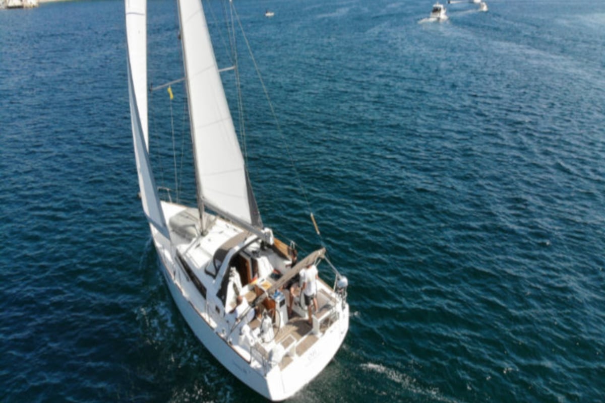 Oceanis 38, Olli