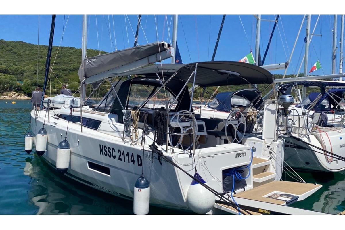 Dufour 390 Grand Large, Musica