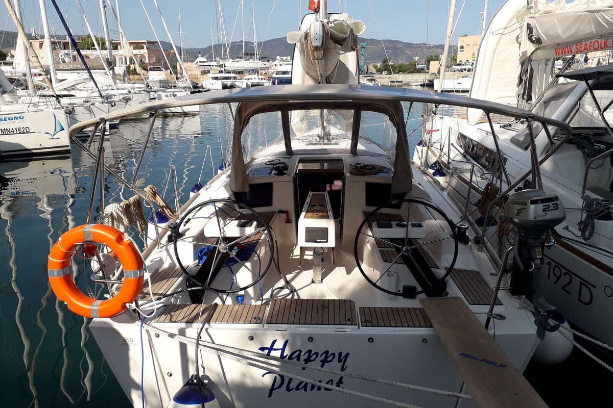 Dufour 360 Grand Large, Happy Planet