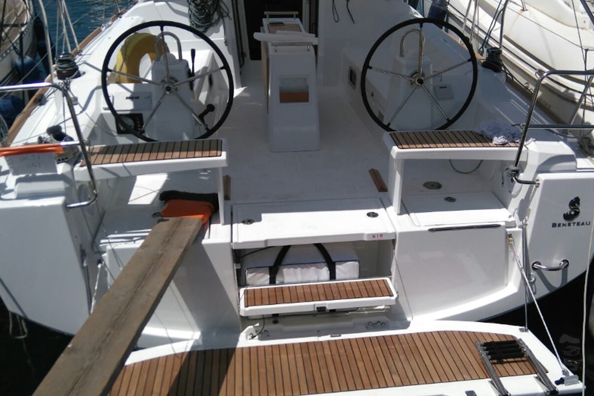 Oceanis 38, Folie