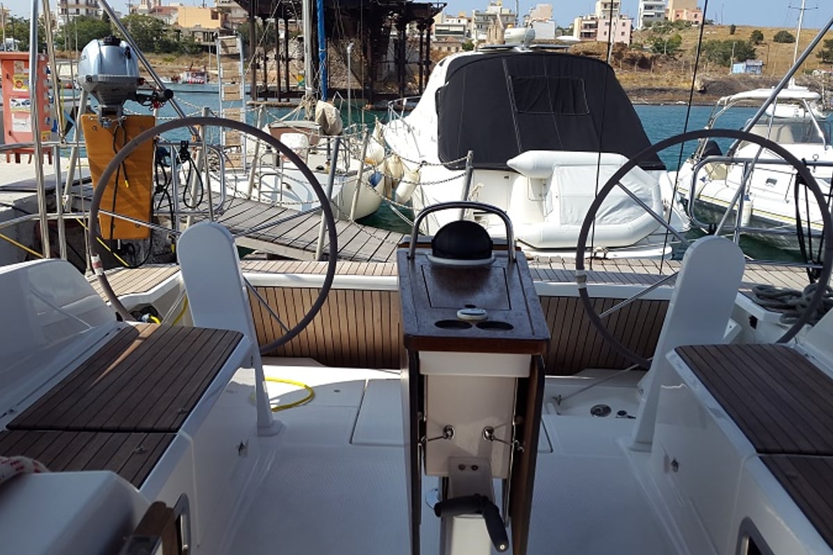 Bavaria Cruiser 46, Okyalos