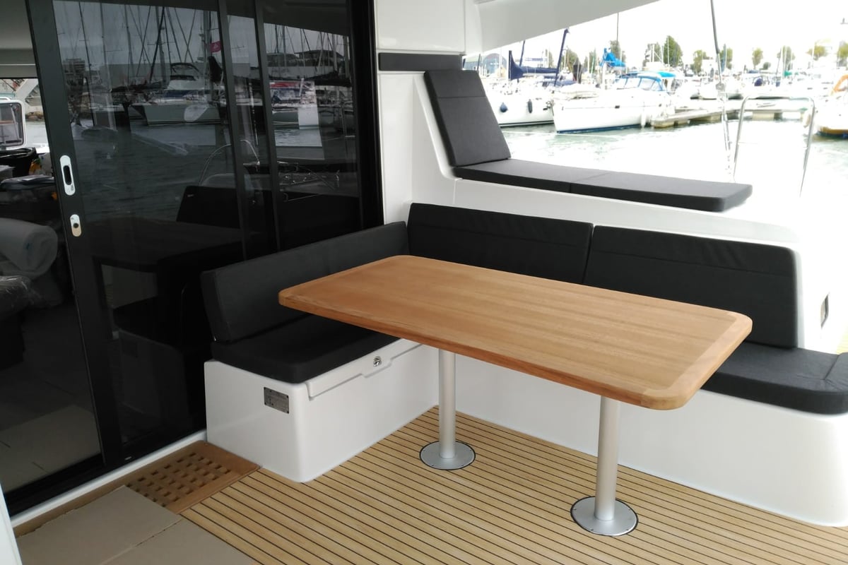 Lagoon 42, Premium