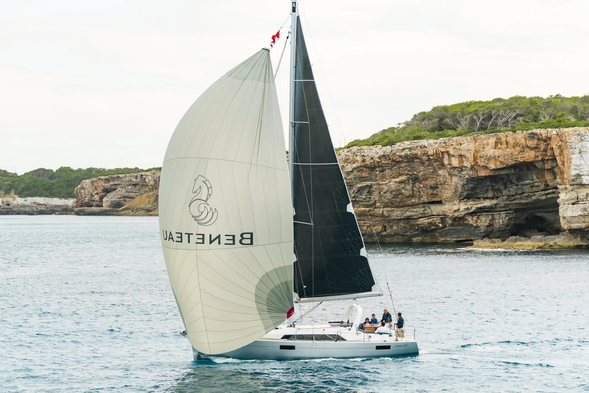 Oceanis 41.1, Blue Hop