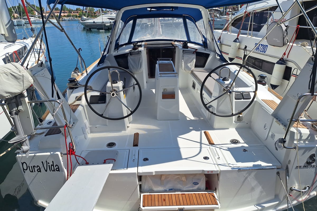 Oceanis 38.1, Pura Vida