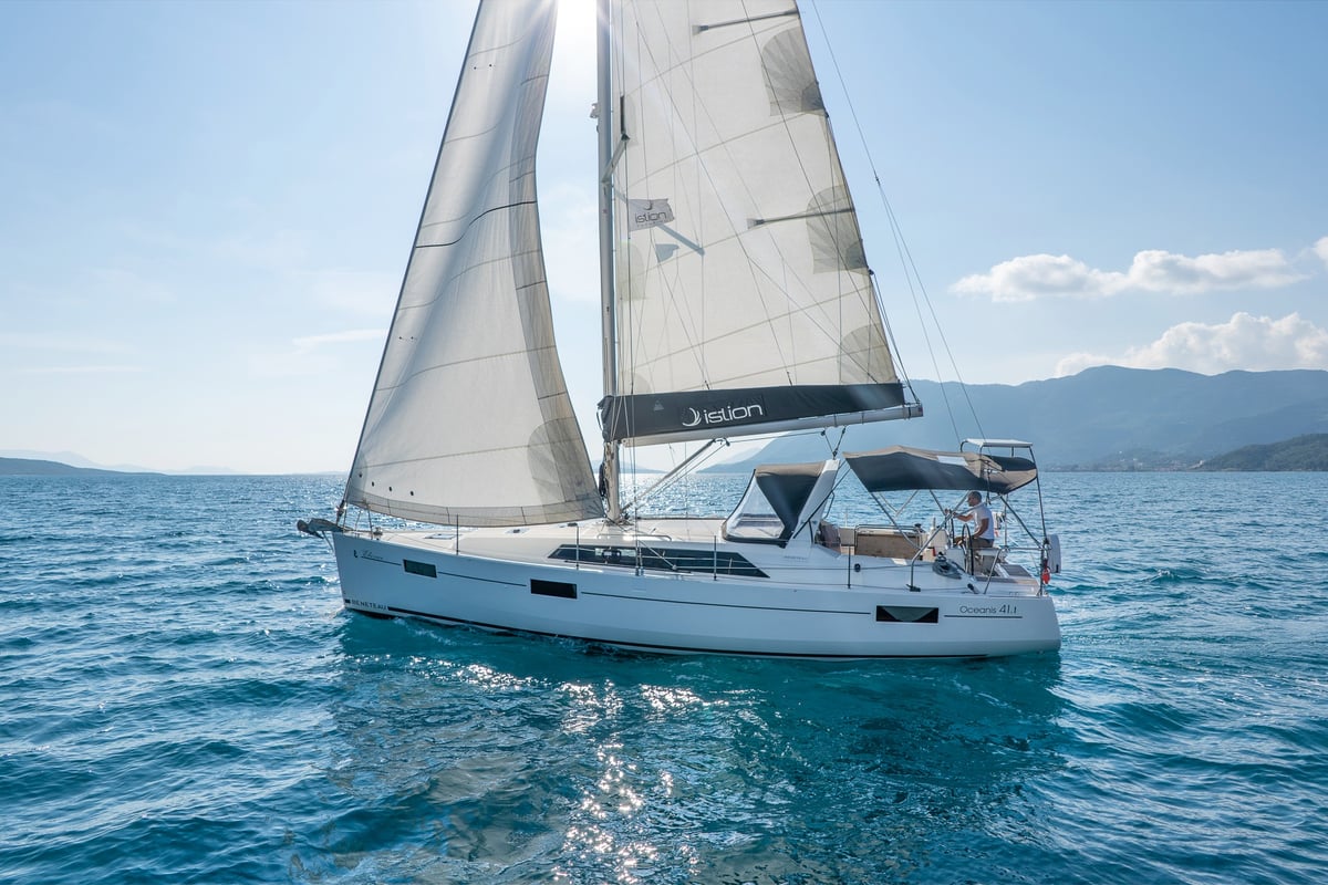 Oceanis 41.1, Lux