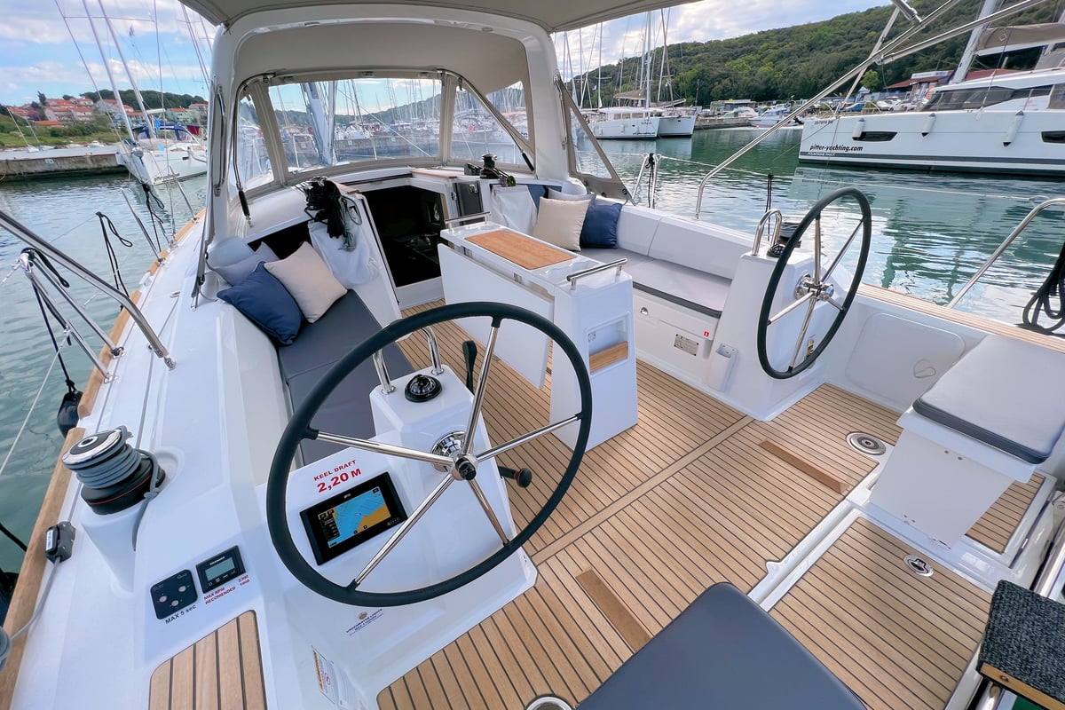 Oceanis 38.1, Jana