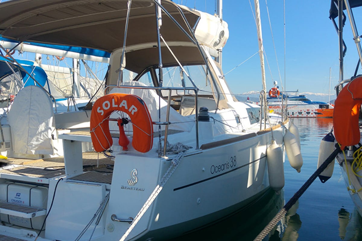 Oceanis 38, Solar