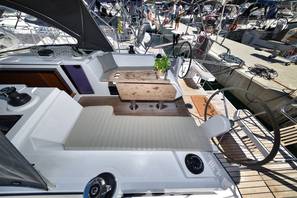 Bavaria C38, Seka VI