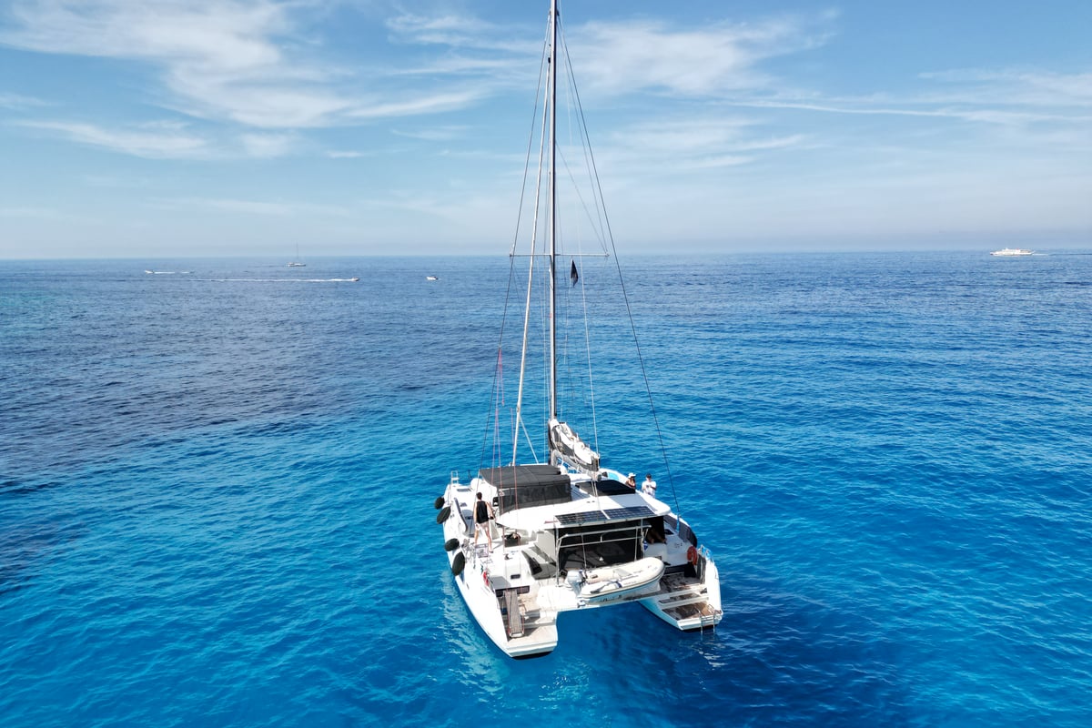 Lagoon 42, Dioni