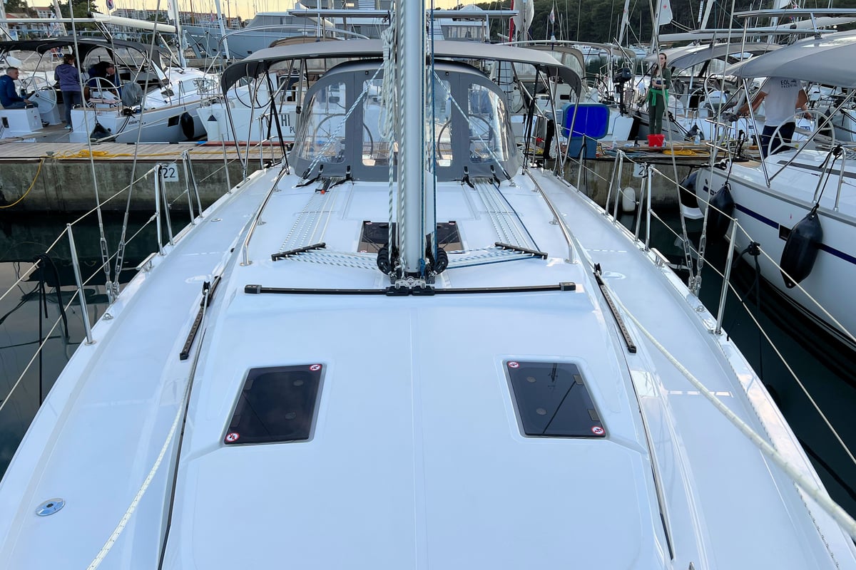 Bavaria C38, Mala Hana