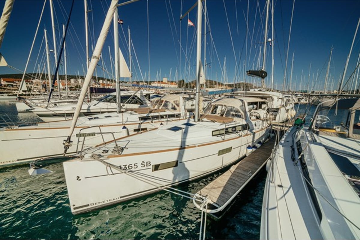 Oceanis 38, HAPPY