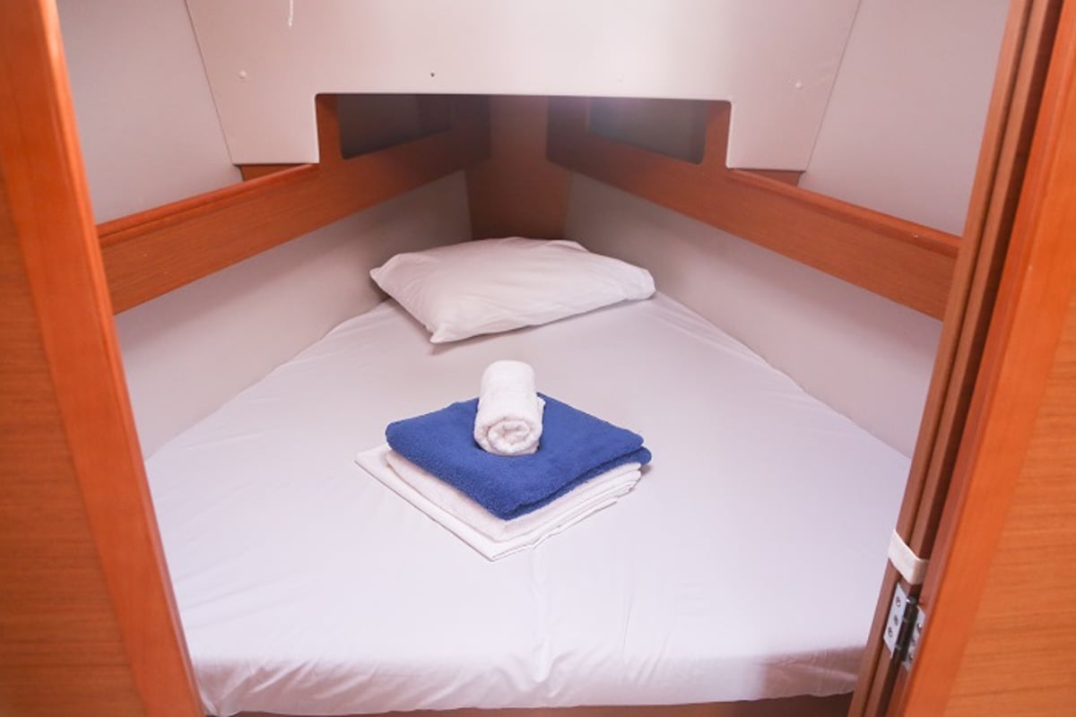 Sun Odyssey 33i, Afroessa