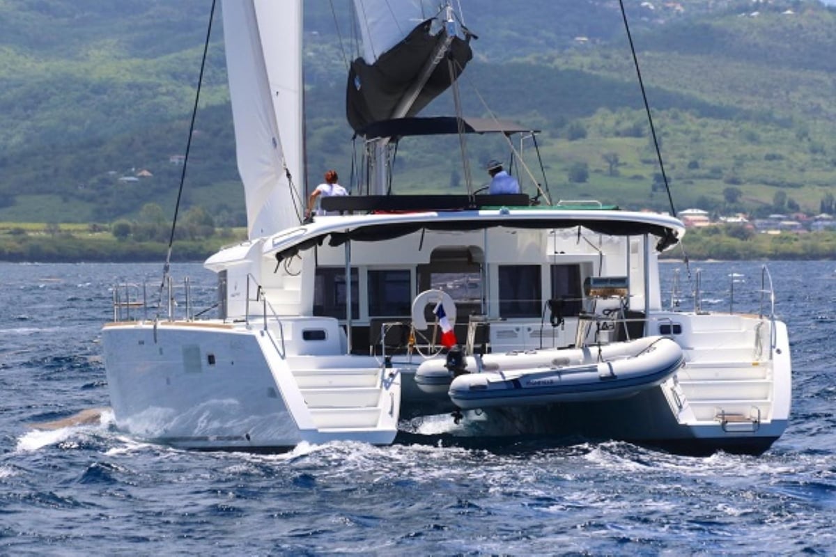 Lagoon 450 Fly, Oneno