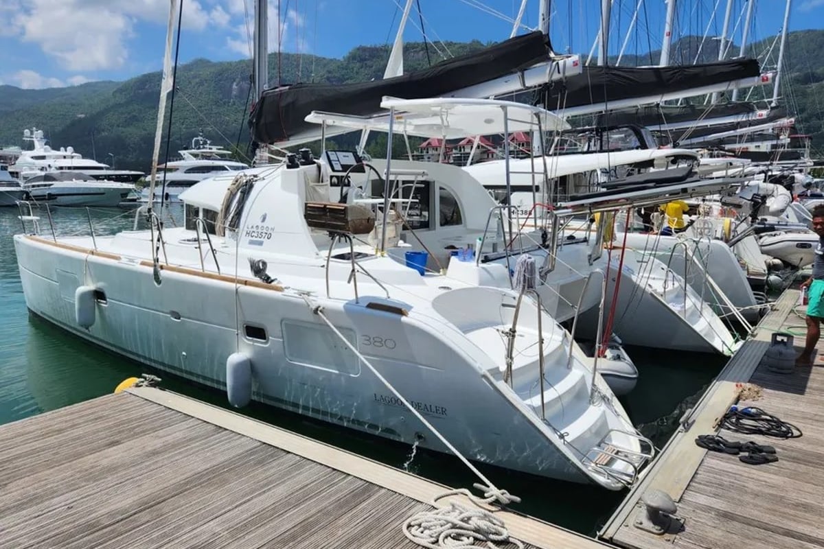 Lagoon 380, Papanga