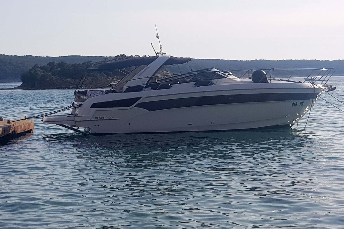 Bavaria Sport 400HT, Rhea