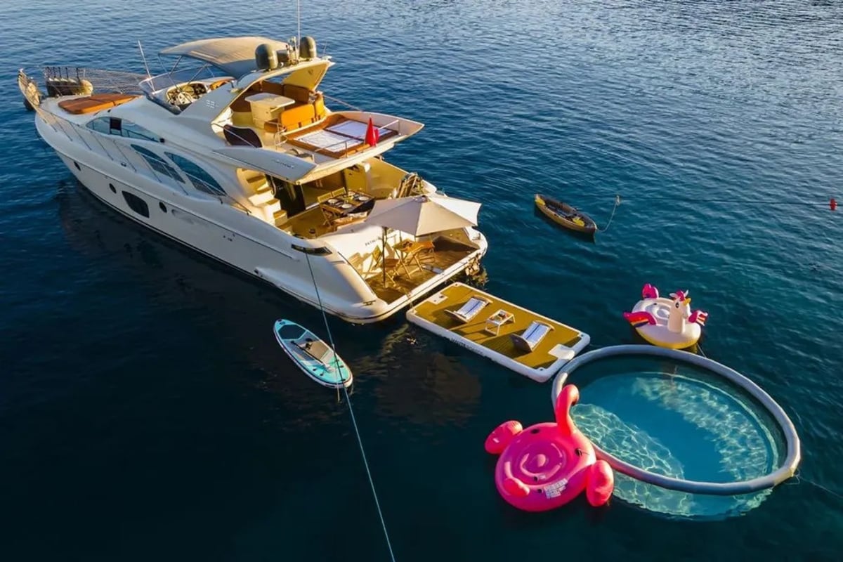 Azimut 62 S, Efe 01