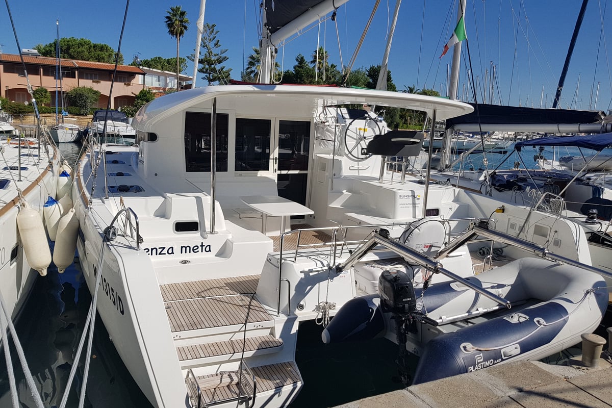 Lagoon 40, Senza Meta  (A/C and Generator)