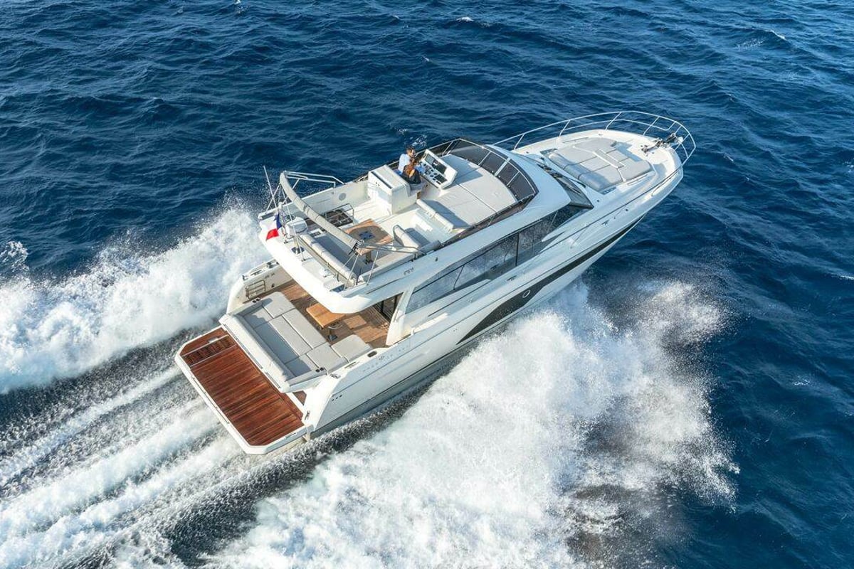 Prestige 590 Fly, Premium