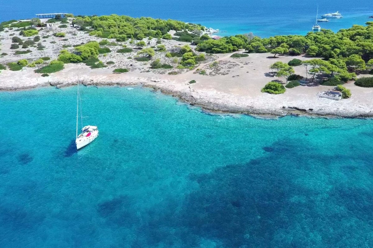 Cyclades 43.4, La Luna