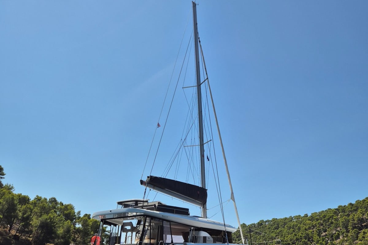 Lagoon 43, Stela