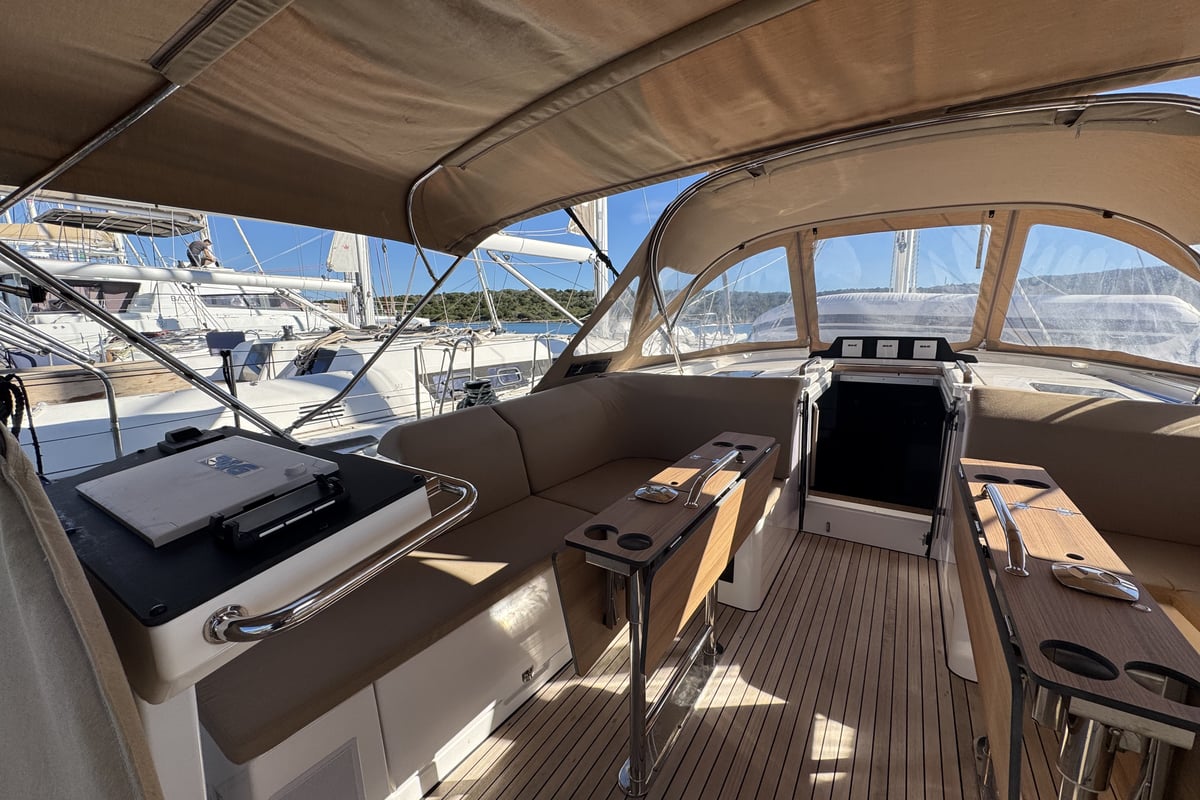 Bavaria 46 Cruiser, Sacuri