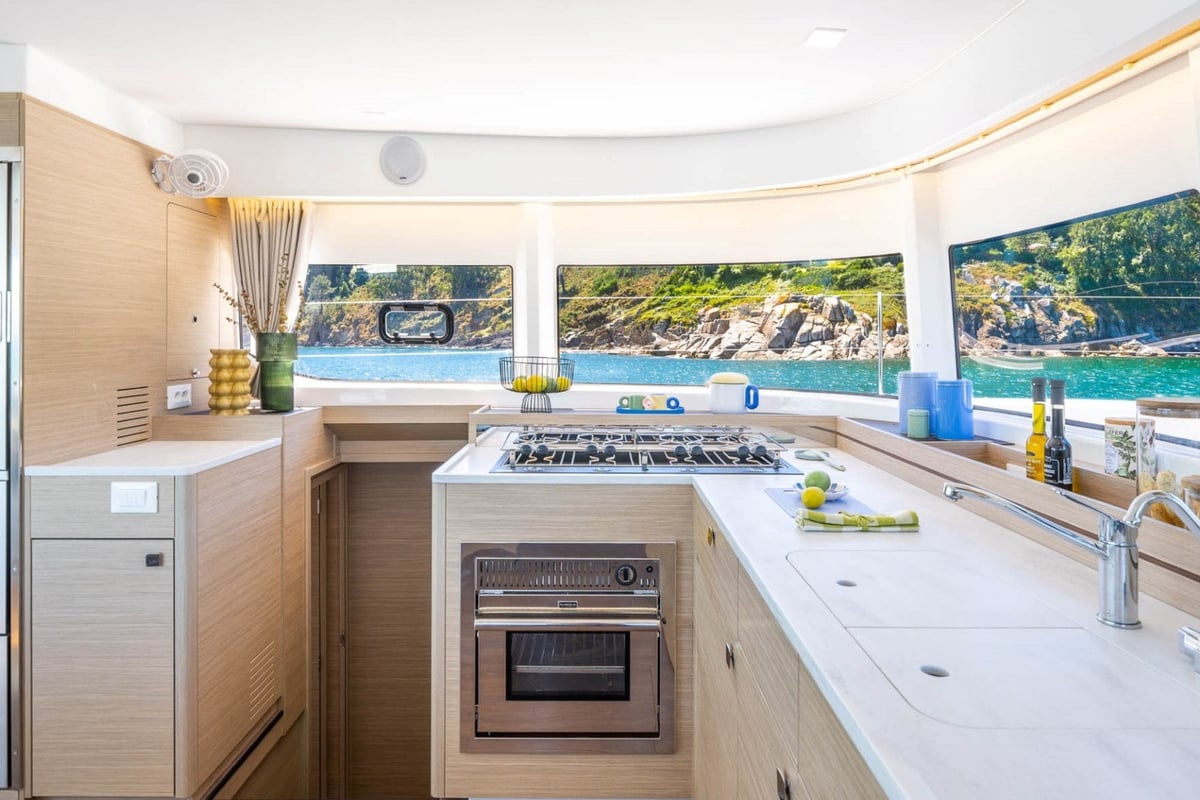 Lagoon 43, Premium +