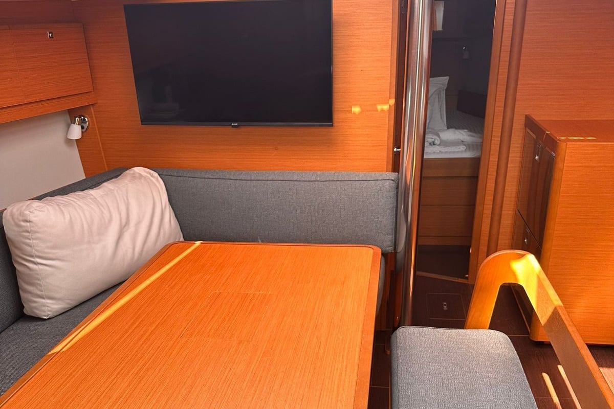 Dufour 430, Scarlet