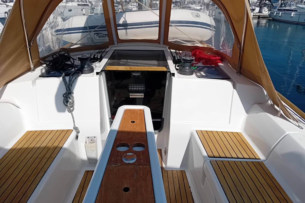 Dufour 350 Grand Large, Navita
