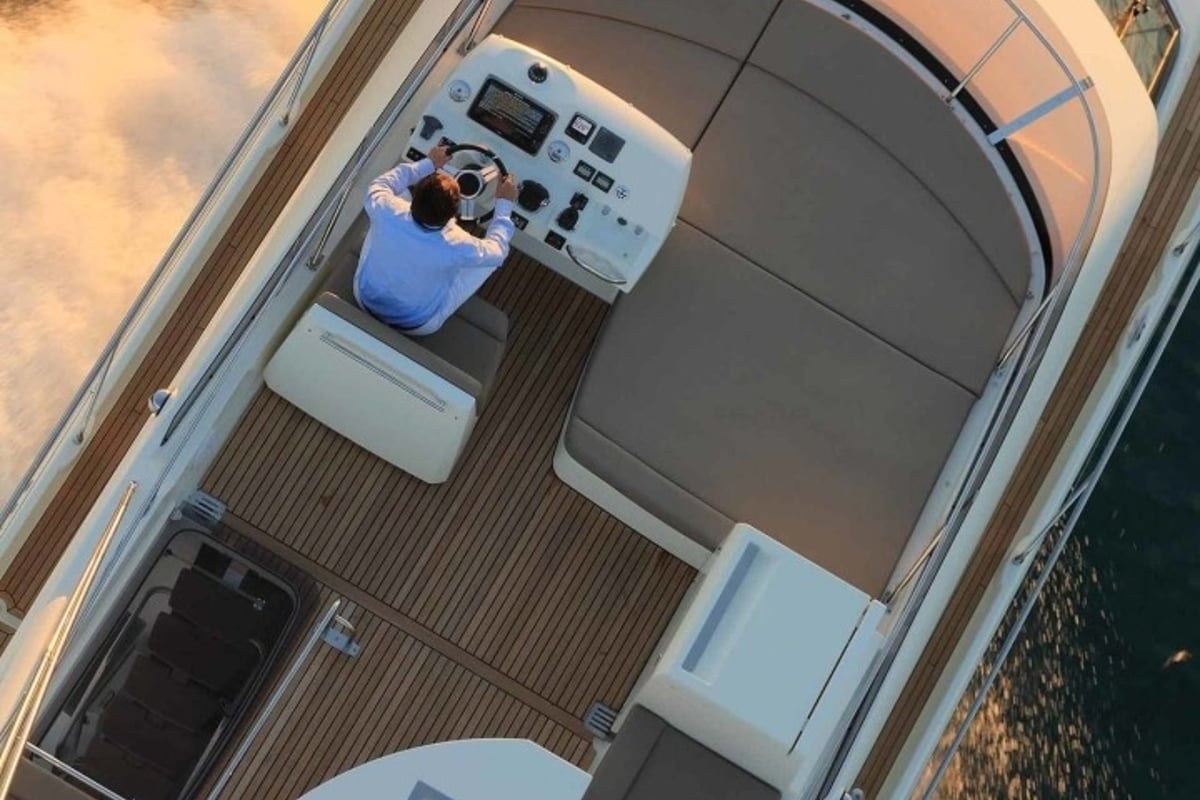 Prestige 450, Beni