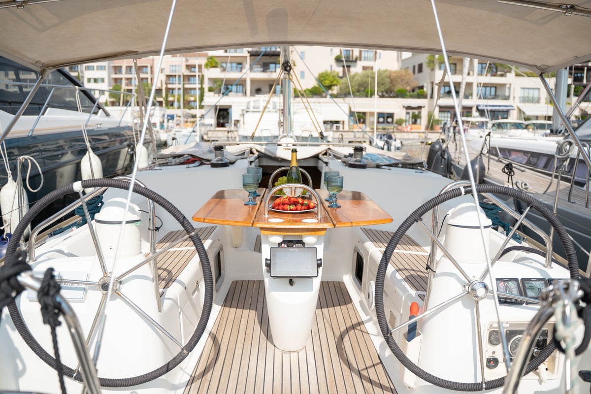 Sun Odyssey 40.3, Azure