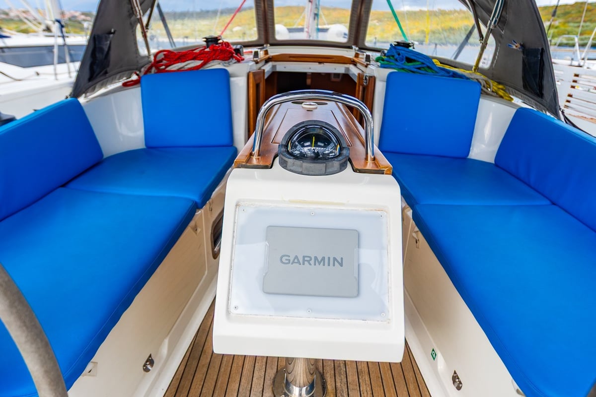Bavaria Cruiser 37, Fjaka