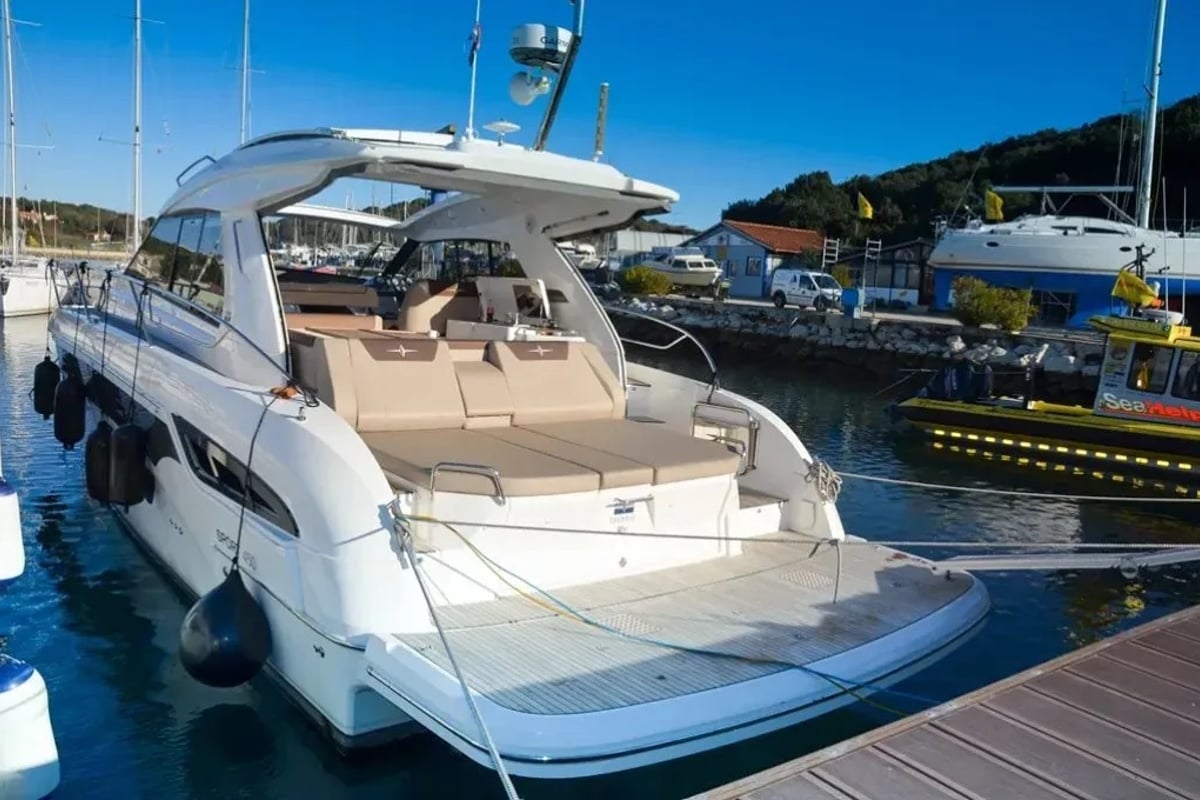 Bavaria Sport 450 HT, Varola
